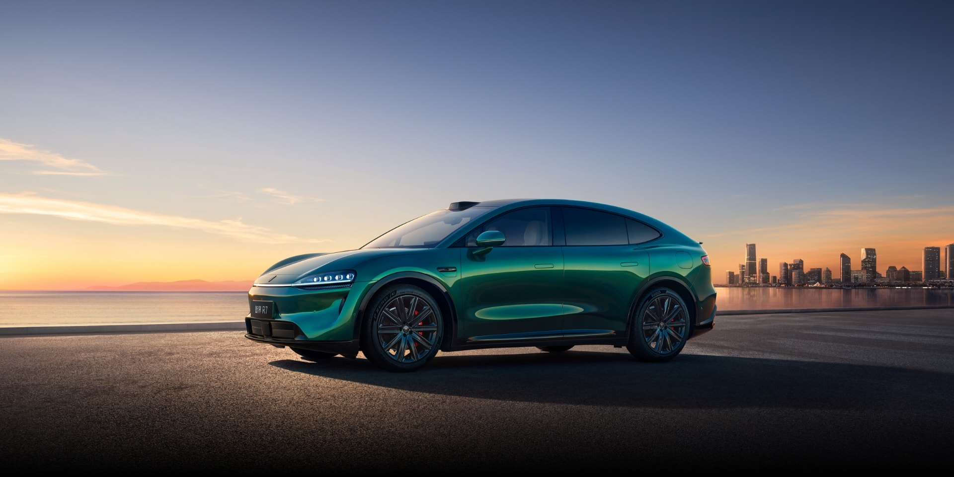 R7 极光绿侧视图，展示了其独特的轿跑 SUV 造型