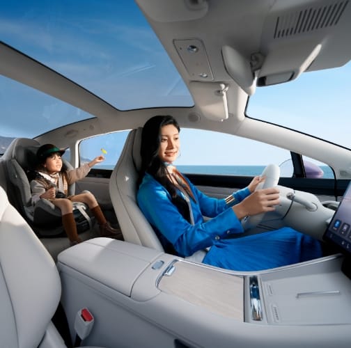 用户驾驶新S7，孩子坐在后排安全座椅，展示了座舱健康安全的特性